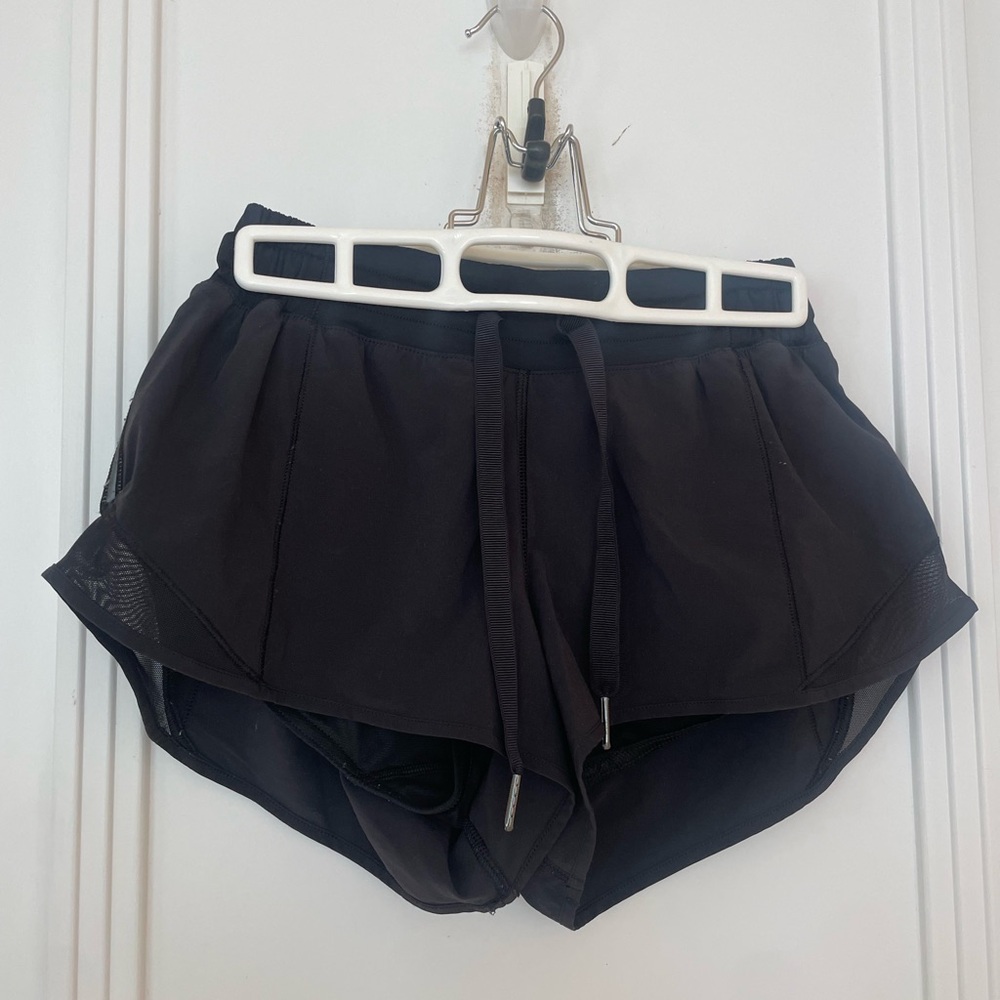 lululemon low rise Hotty Hot shorts size 4 black 2.5 inch inseam reflective